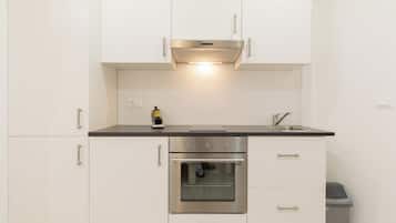 Fridge, oven, stovetop, cookware/dishes/utensils