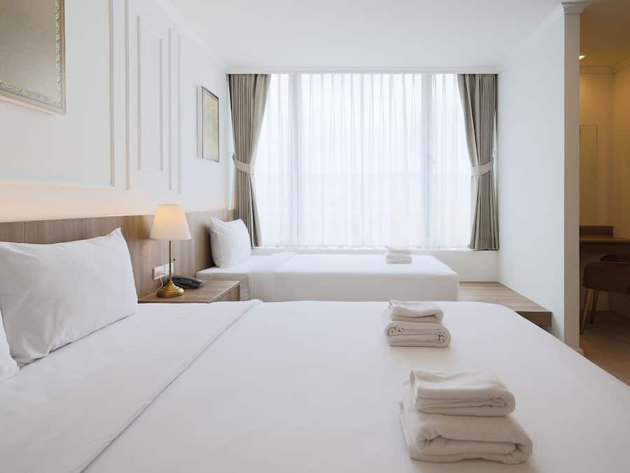 Quarto triplo superluxo | Cofres nos quartos, Wi-Fi de cortesia, roupa de cama