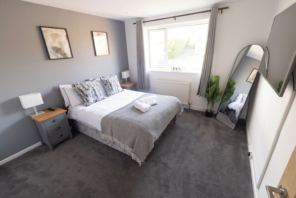 2 bedrooms, iron/ironing board, WiFi, bed sheets - Cosy 2-Bedroom Central Home with Private Hot Tub (Southdown)