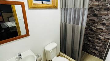 Kamar Double Basic | Kamar mandi | Pengering rambut, handuk, sabun, dan tisu toilet