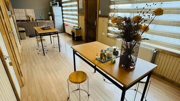 Basic Double Room | Living area
