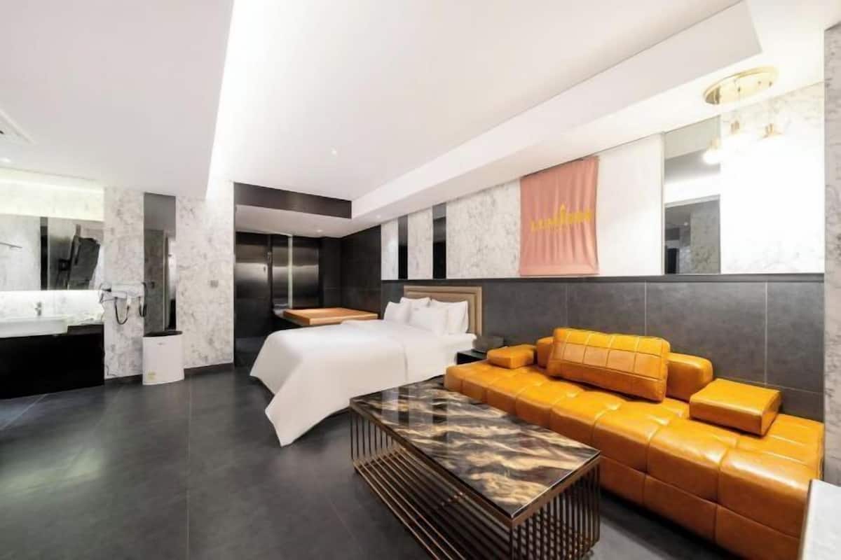 Desk, free WiFi, wheelchair access