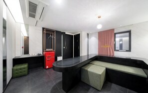 Desk, laptop workspace, free WiFi, bed sheets - Yeoksam Lumiere (Seoul)
