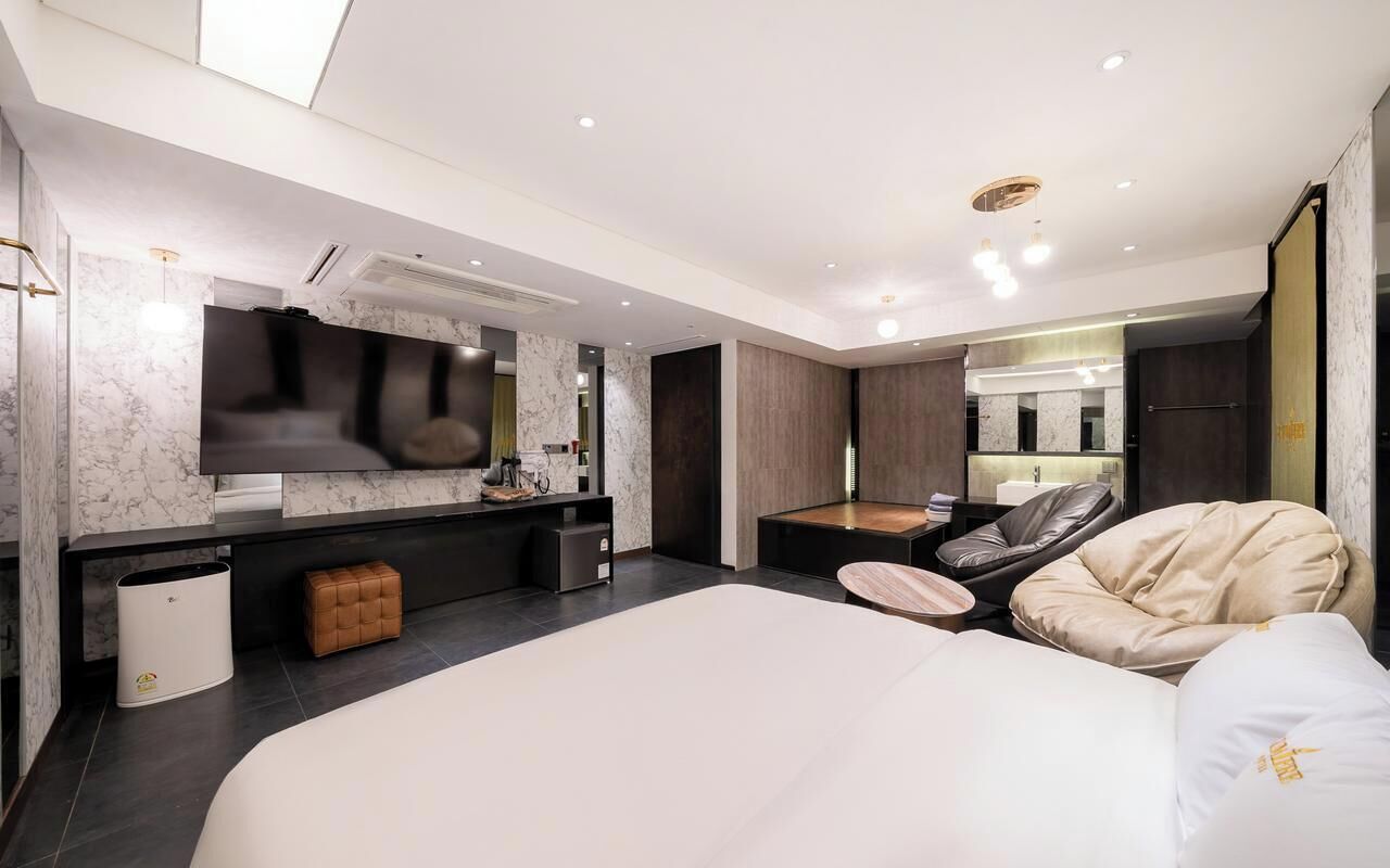 办公桌、免费 WiFi、轮椅无障碍