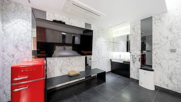 Desk, laptop workspace, free WiFi, bed sheets