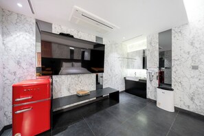 Desk, laptop workspace, free WiFi, bed sheets - Yeoksam Lumiere (Seoul)