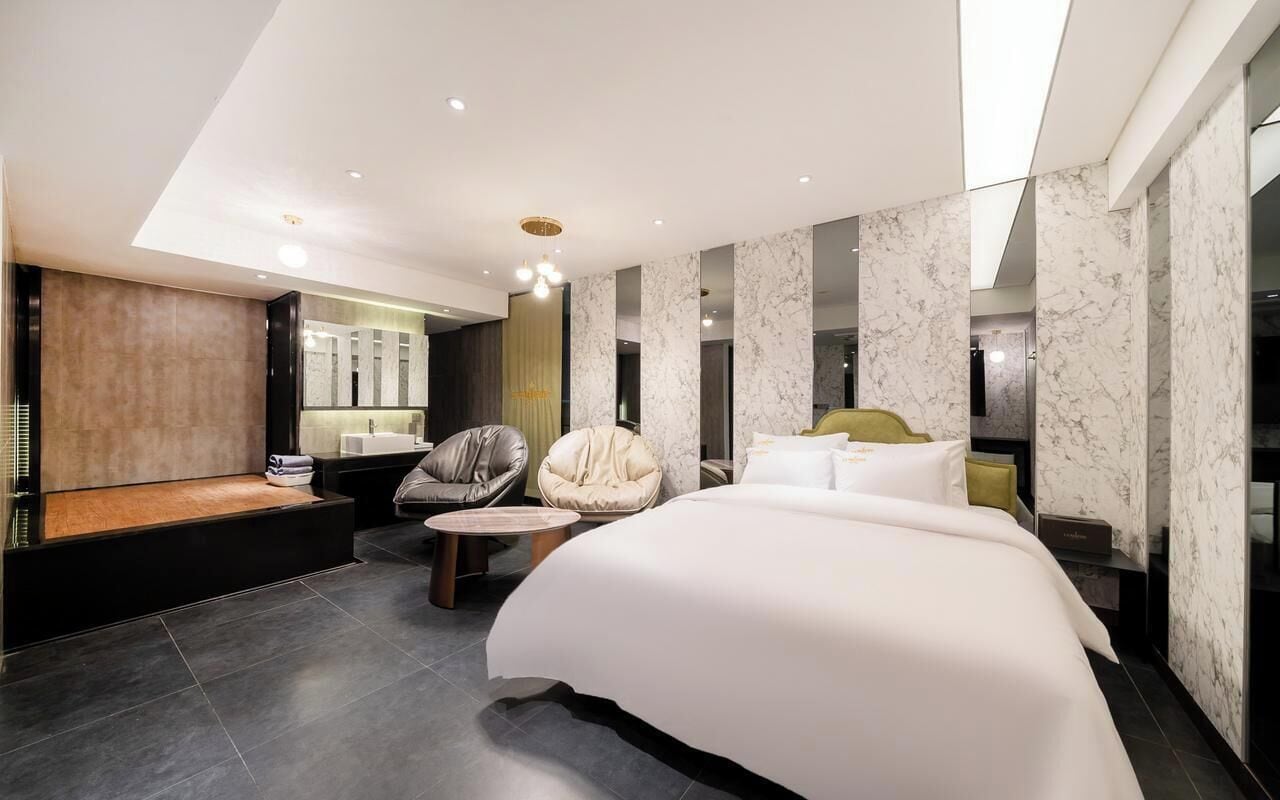 Desk, laptop workspace, free WiFi, bed sheets