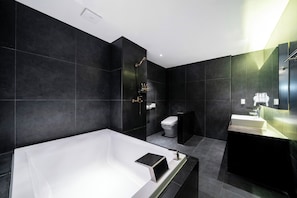 Hair dryer, slippers, towels, shampoo - Yeoksam Lumiere (Seoul)