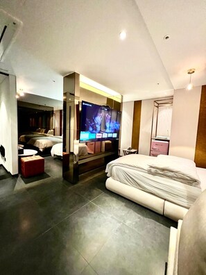 Desk, laptop workspace, free WiFi, bed sheets - Yeoksam Lumiere (Seoul)