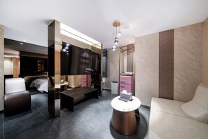 Desk, laptop workspace, WiFi (free), bed sheets - Yeoksam Lumiere (Seoul)