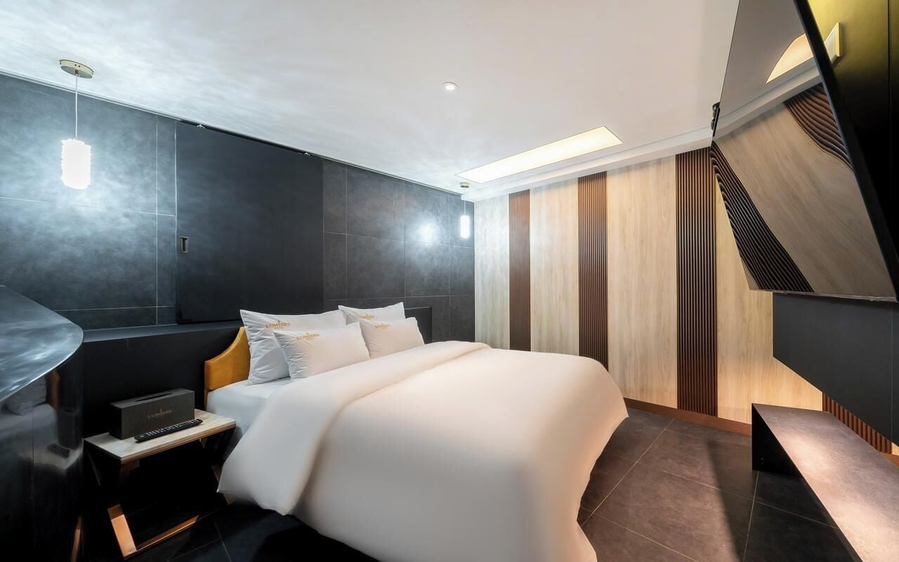 Desk, laptop workspace, free WiFi, bed sheets