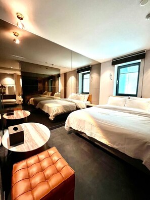 Desk, laptop workspace, free WiFi, bed sheets - Yeoksam Lumiere (Seoul)