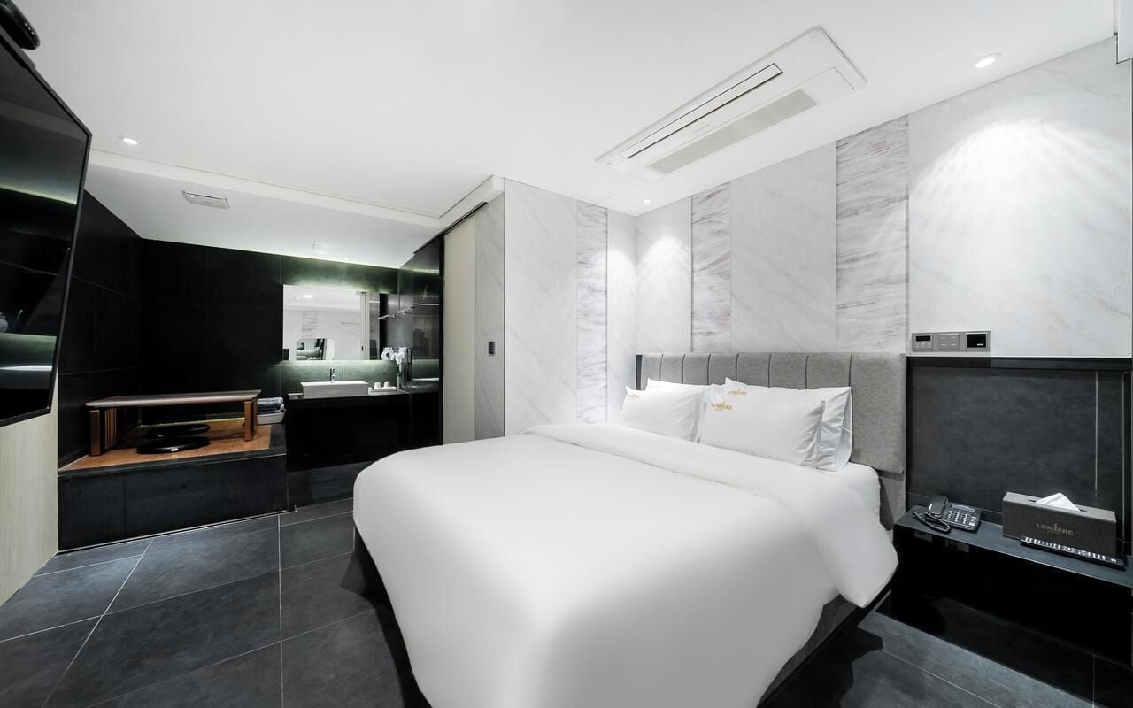 Desk, laptop workspace, free WiFi, bed sheets