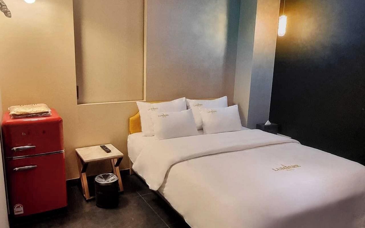 Desk, laptop workspace, free WiFi, bed sheets
