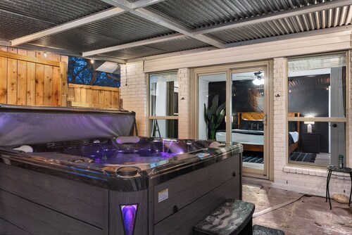 Family Fun Oasis ~ Heated Pool ~ Hot Tub ~ Game Room ~ Outdoor Bar ~ Fire Pit