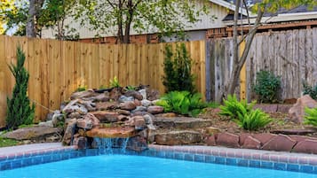 Una piscina al aire libre, una piscina climatizada