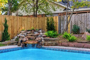 Utendørsbasseng og et oppvarmet basseng