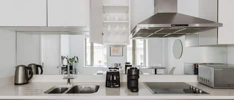 Kylskåp, mikrovågsugn, ugn och diskmaskin