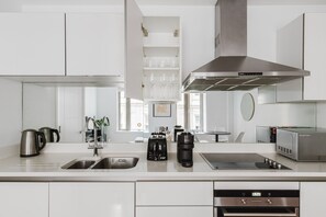 Jääkaappi, mikroaaltouuni, uuni, astianpesukone