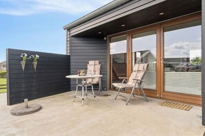 Outdoor dining - Beautiful home in As Vig 100 m from the beach (Juelsminde)