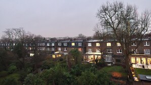 A row of terraced houses with a garden in the foreground. - The Hampstead Hideaway (London)