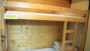 A bunk bed with a wooden headboard and a ladder. - Veronica Vr79 Nature & Mountain 3 Pers (Chatel)
