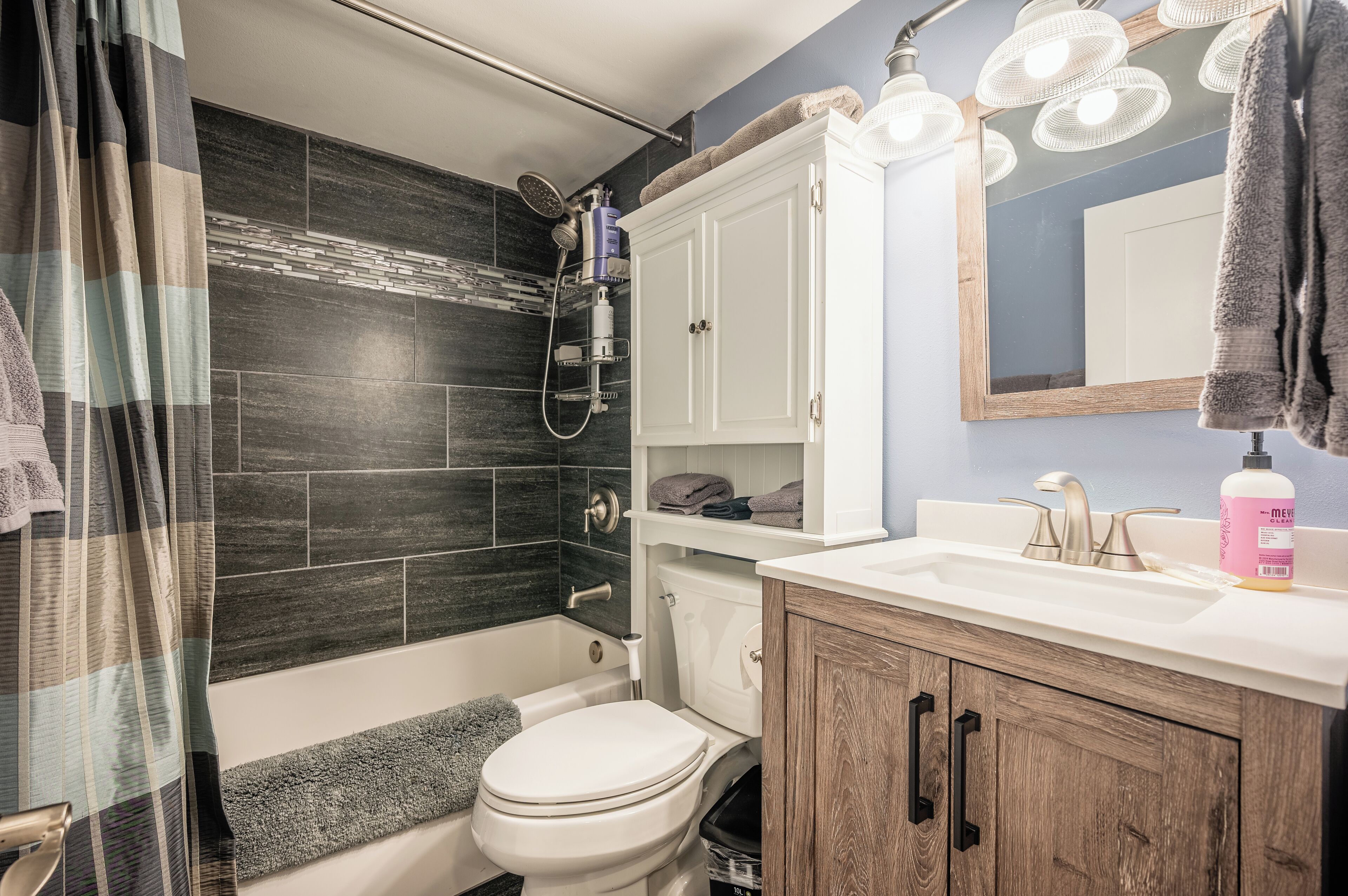 Een haardroger, handdoeken, zeep, toiletpapier