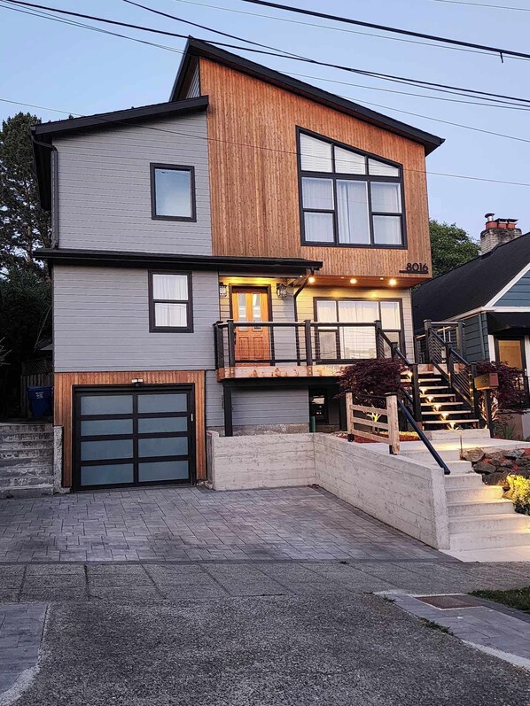 Exterior - Charming 1-bedroom 1 Bedroom Suite - 1 Block From Green Lake with WiFi, AC/Heat (Seattle)