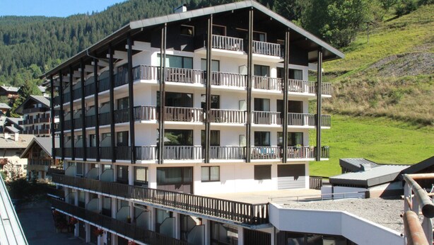 A multi-story hotel with balconies, a ski lift, and a mountainous backdrop. - Rhododendrons Rd501 Center & Telecabine 4 Pers (Chatel)