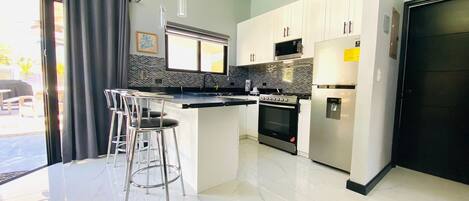 Réfrigérateur, micro-ondes, four, cafetière/bouilloire