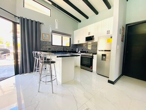 Kühlschrank, Mikrowelle, Ofen, Wasserkocher mit Kaffee-/Teezubehör