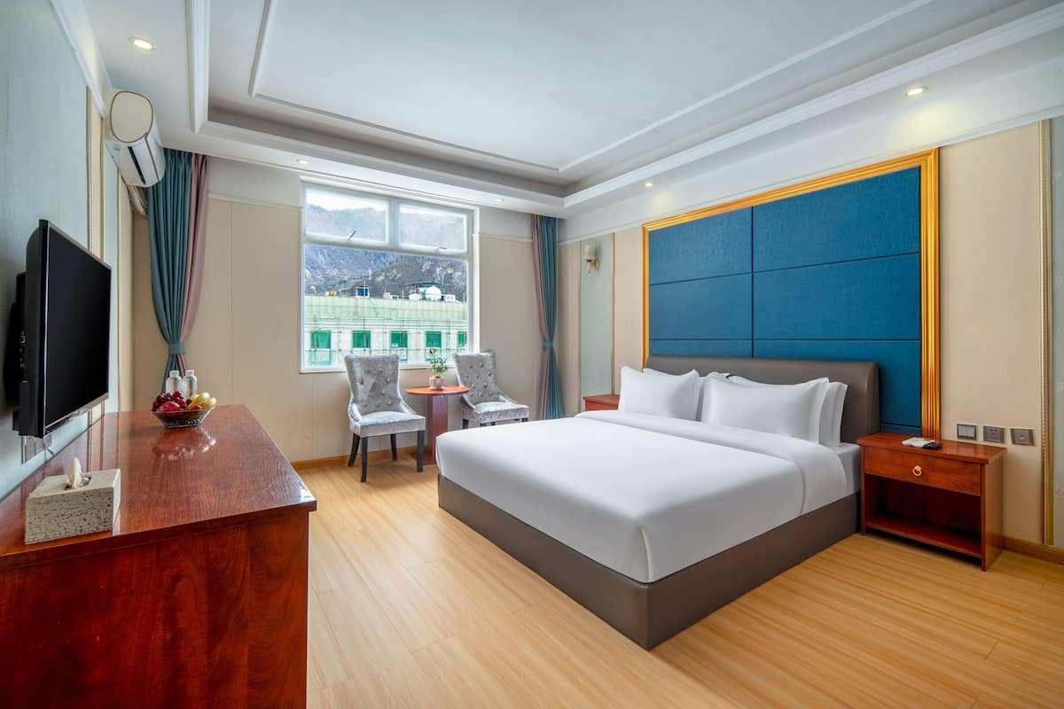 Luxury Suite, Hill View | 1 bedroom, blackout drapes, free WiFi
