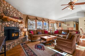 Smart TV, fireplace, foosball, table tennis - Mountain Views | Hot Tub | Two Game Rooms (Monument)