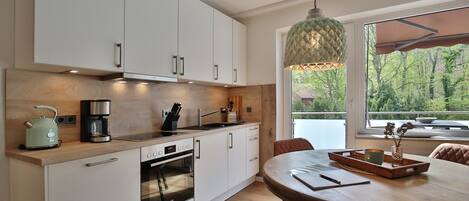 Frigorífico, microondas, horno y placa de cocina