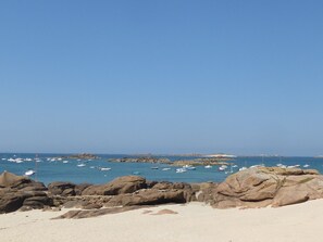 A rocky beach with boats in the water and a clear sky. - High end Holiday Home for 6 People (Trébeurden)