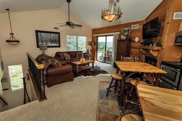 Smart TV, fireplace - Mountain View Escape - 1BR Ski-in/out Rustic Condo (Champion)