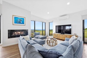 TV - Luxury 4 br house with sea views (Warrnambool)