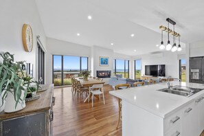 Interior - Luxury 4 br house with sea views (Warrnambool)