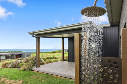 Luxury 4 br house with sea views