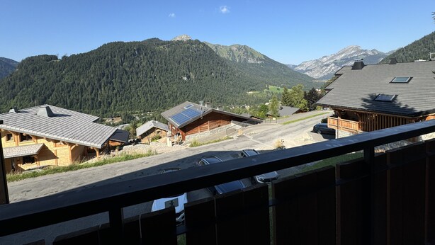 A mountain village with wooden houses, solar panels, and a clear view of the surrounding mountains. - Hameau DES 4 Saisons Hsc113 Mountain & View 6 Pers (Chatel)