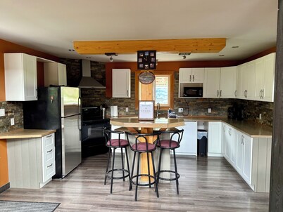 Charming 3-bedroom house in Golden with WiFi access, Hot tub and pool table.