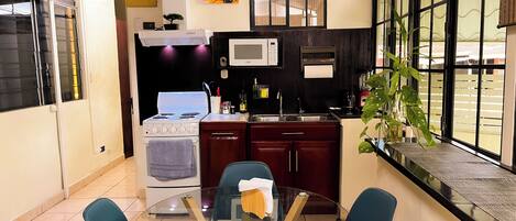 Mikrowelle, Wasserkocher mit Kaffee-/Teezubehör, Wasserkocher