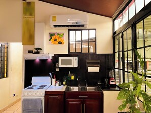 Micro-ondes, cafetière/bouilloire, bouilloire électrique