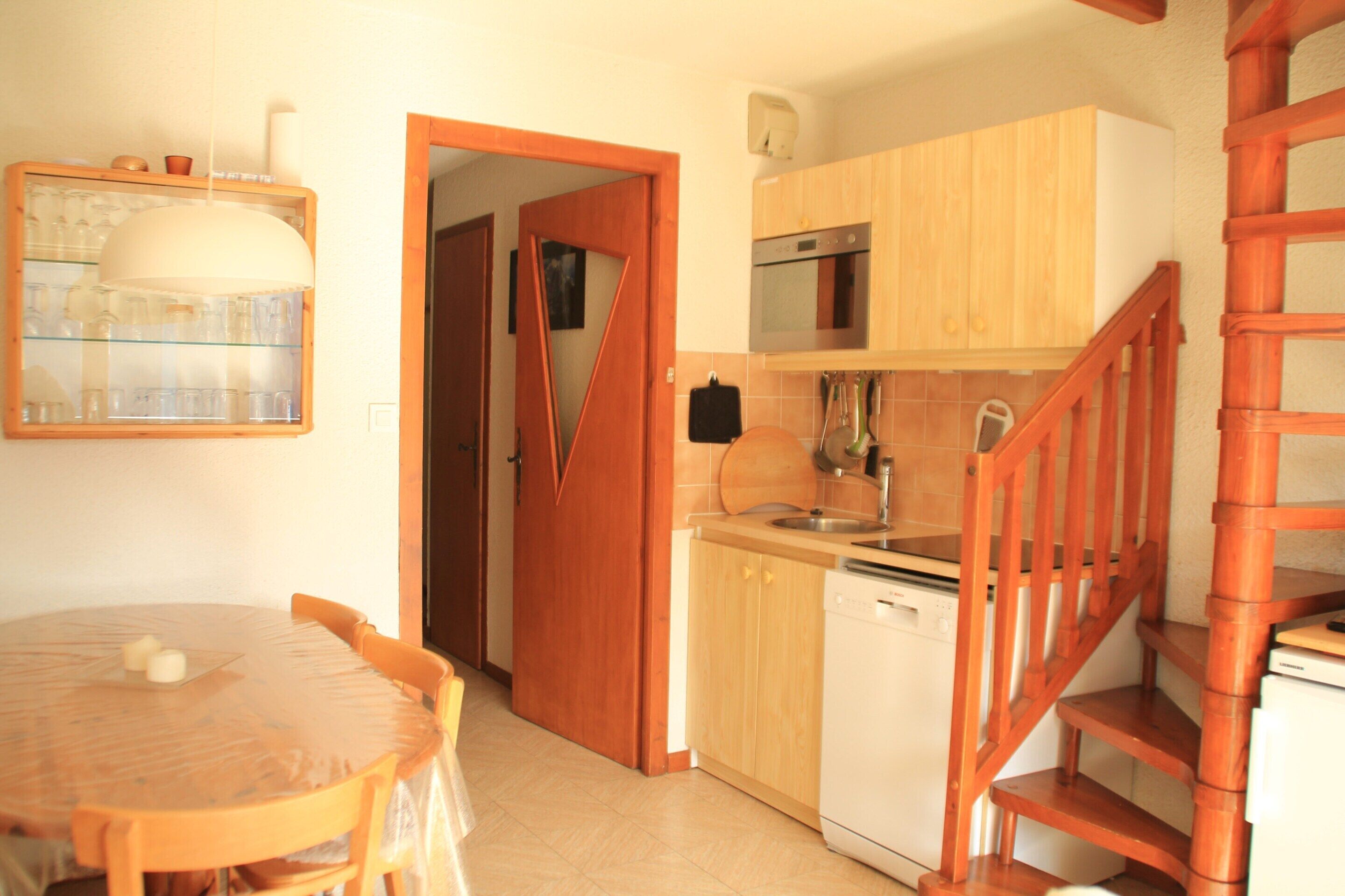 Apartemen | Dapur pribadi | Lemari es, microwave, oven, dan mesin pencuci piring