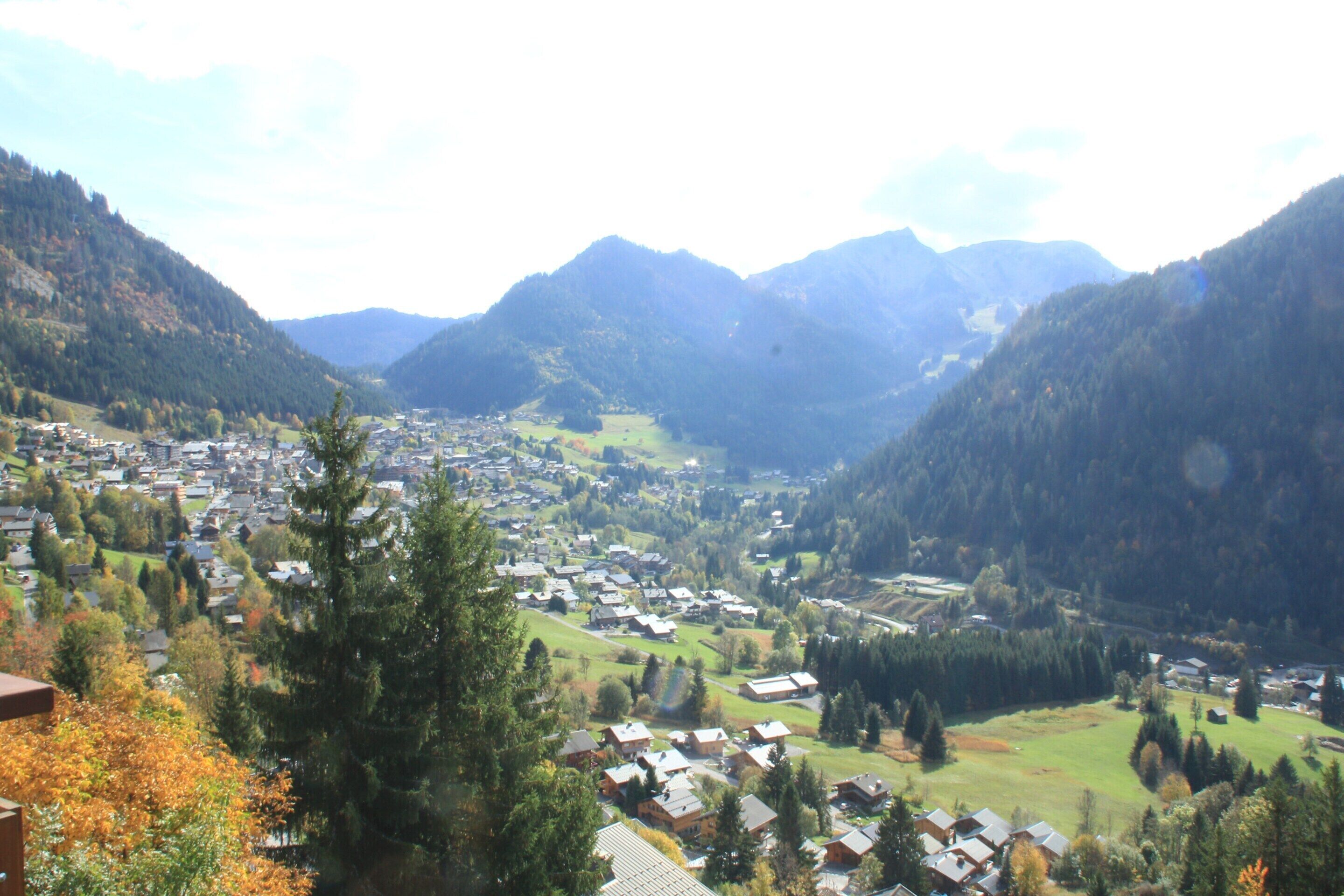 Un village de montagne avec des maisons et une vallée.