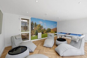 Games room - Stunning 6 Bed House with Game Room and Garden (Iver)