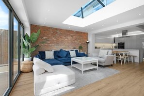 TV - Stunning 6 Bed House with Game Room and Garden (Iver)