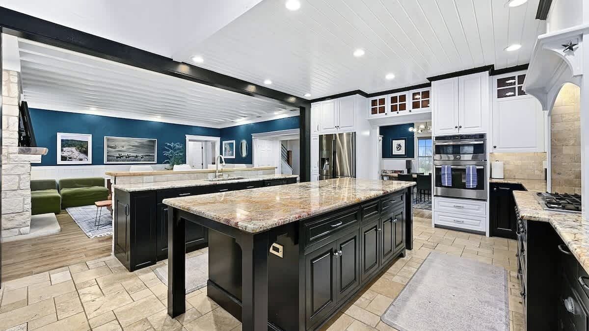 ثلاجة، ميكروويف، فرن، موقد طهي مسطح