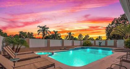 Retro Waterfront - Pool & Hottub, Tiki Bar, Dock, Fire-Pit, Kayaks, Paddleboards