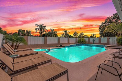 Retro Waterfront - Pool & Hottub, Tiki Bar, Dock, Fire-Pit, Kayaks, Paddleboards